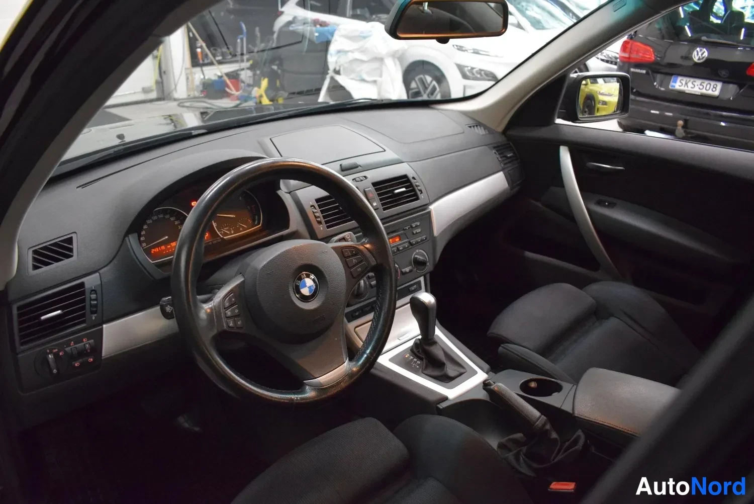 Muu: BMW:n etusisätilat: ratin ja kojelaudan näkymä, automaattivalitsin ja keskinäisin