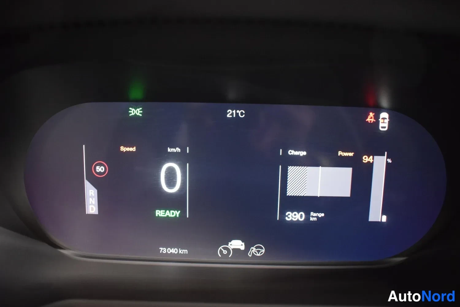 Muu: Digitaalinen mittaristo: nopeus 0 km/h, READY-merkintä, kokonaismatka 73 040 km, lataustaso 94 %, toimintamatka 390 km, lämpötila 21 °C.