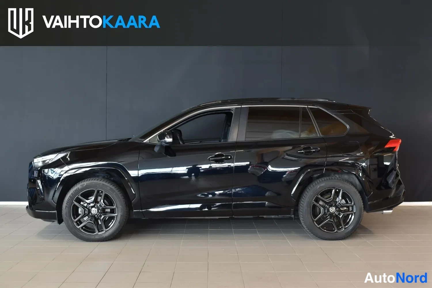 Musta Toyota RAV4 2023, ulkokuva 2 – Raisio