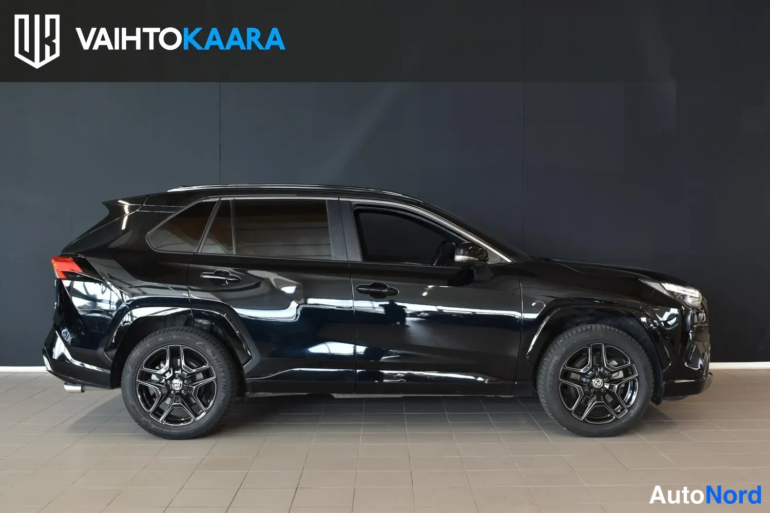 Musta Toyota RAV4 2023, ulkokuva 4 – Raisio