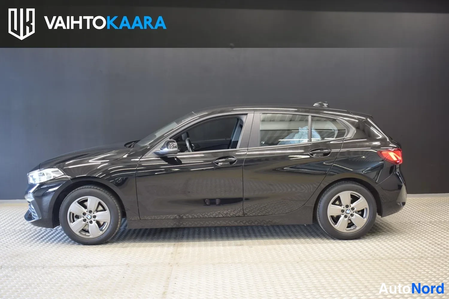 Musta BMW 118i 2022, ulkokuva 2 – Raisio