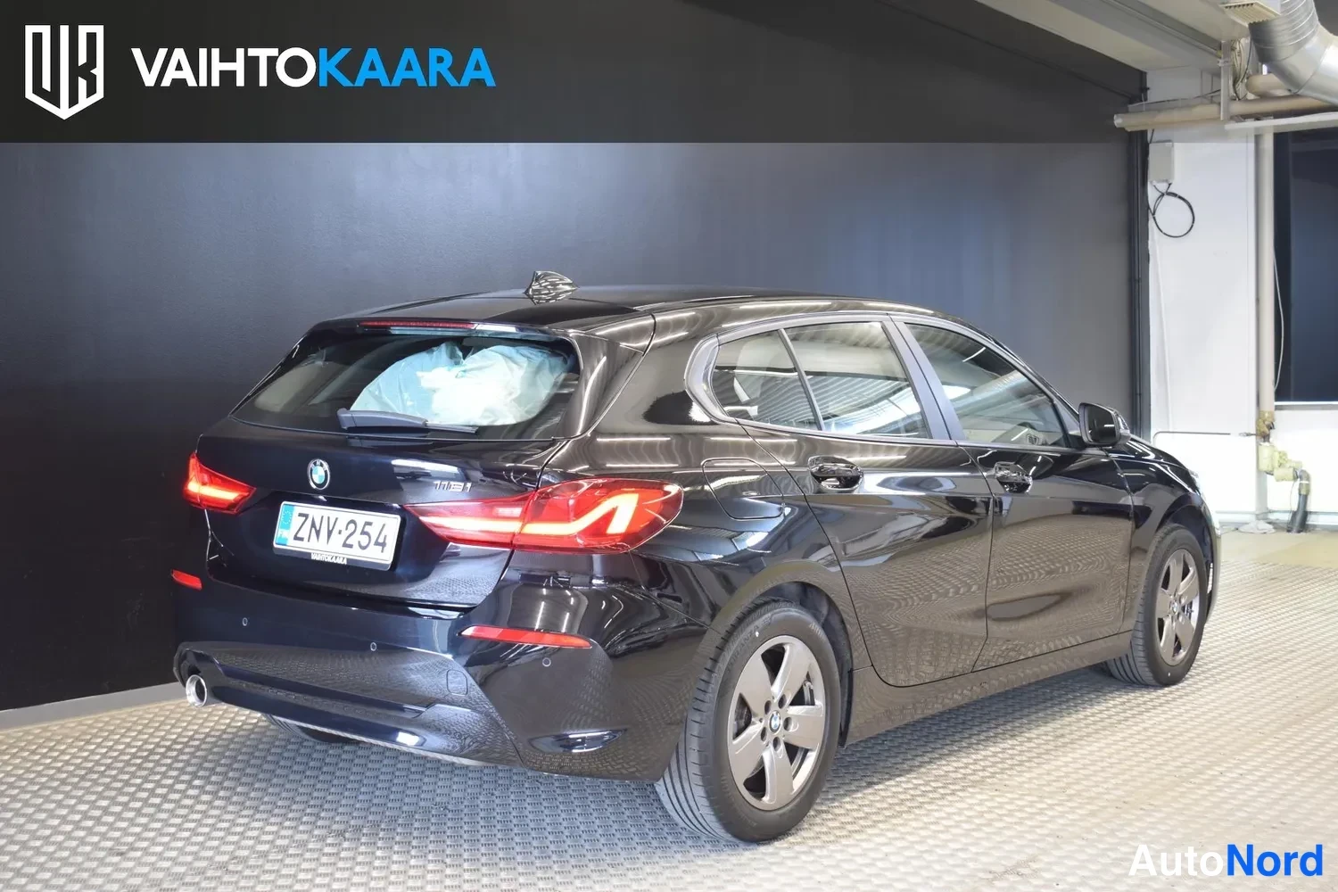 Musta BMW 118i 2022, ulkokuva 4 – Raisio