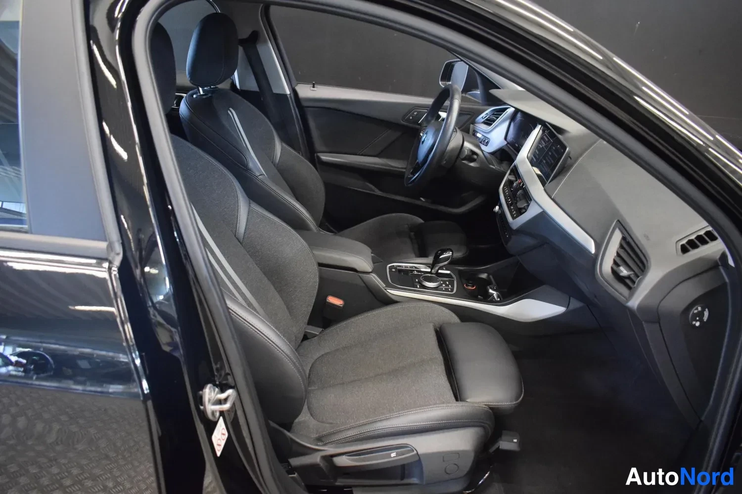 Musta BMW 118i 2022, ulkokuva 10 – Raisio
