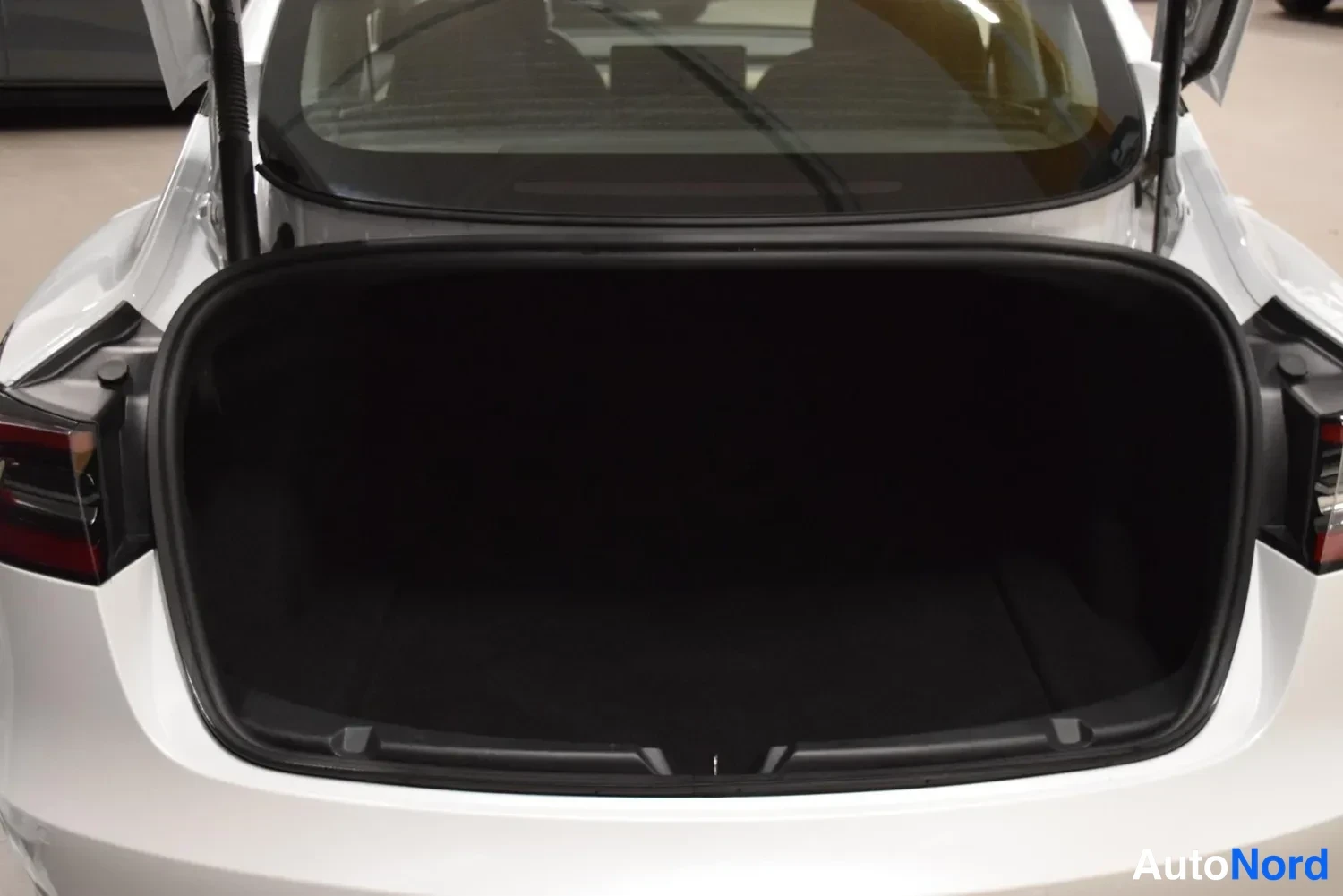 Valkoinen Tesla Model 3 Performance 2022, ulkokuva 14 – Raisio