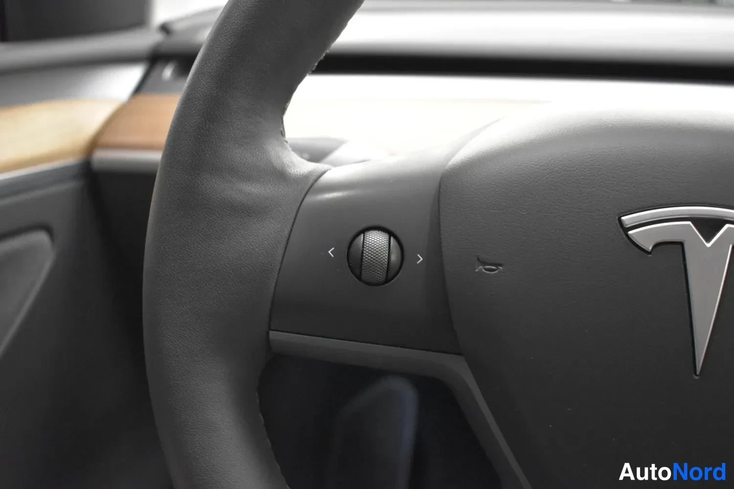 Muu: Tesla-ohjauspyörän vasemman puolen rullakytkin ja osa merkistä.