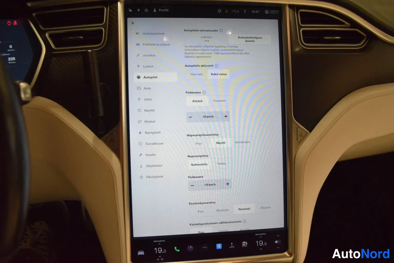 Valkoinen Tesla Model S 2017, ulkokuva 23 – Raisio