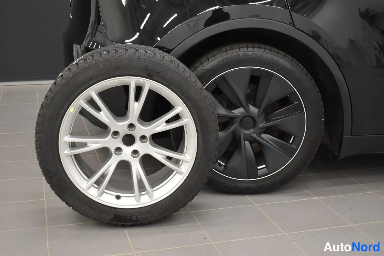 Musta Tesla Model Y 2023, ulkokuva 16 – Raisio