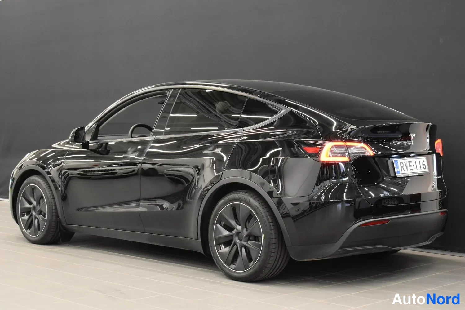 Musta Tesla Model Y 2023, ulkokuva 3 – Raisio