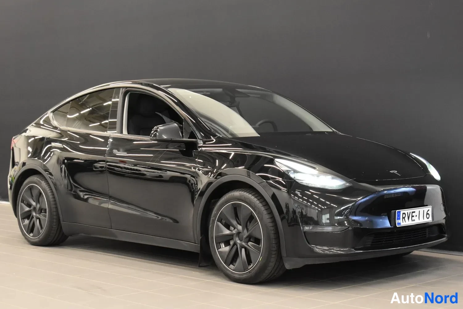 Musta Tesla Model Y 2023, ulkokuva 4 – Raisio