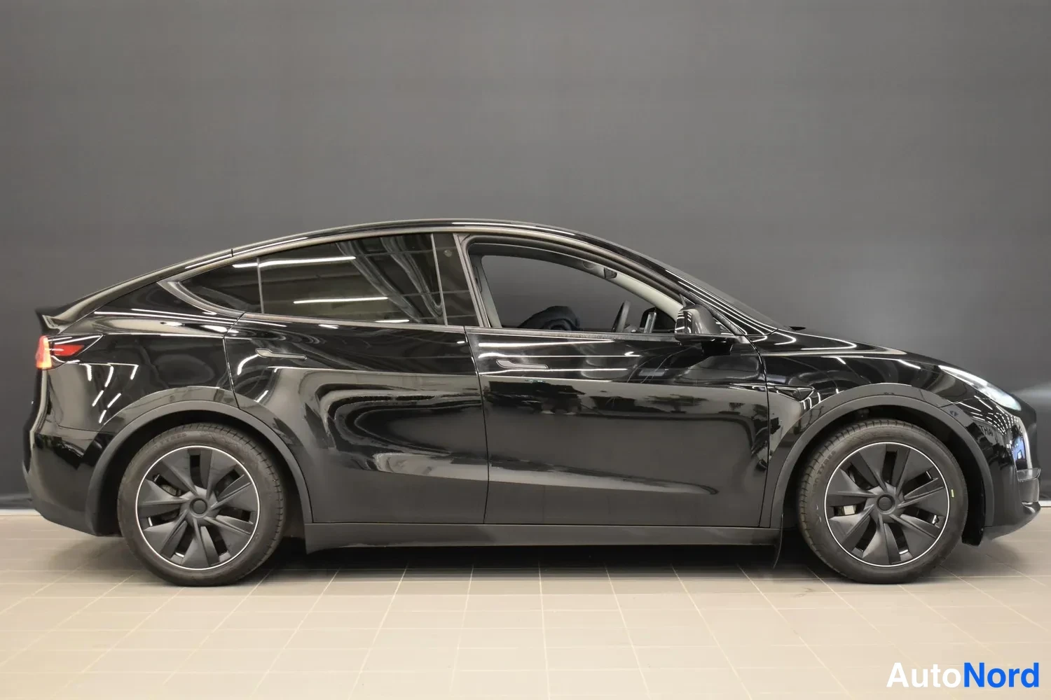 Musta Tesla Model Y 2023, ulkokuva 5 – Raisio