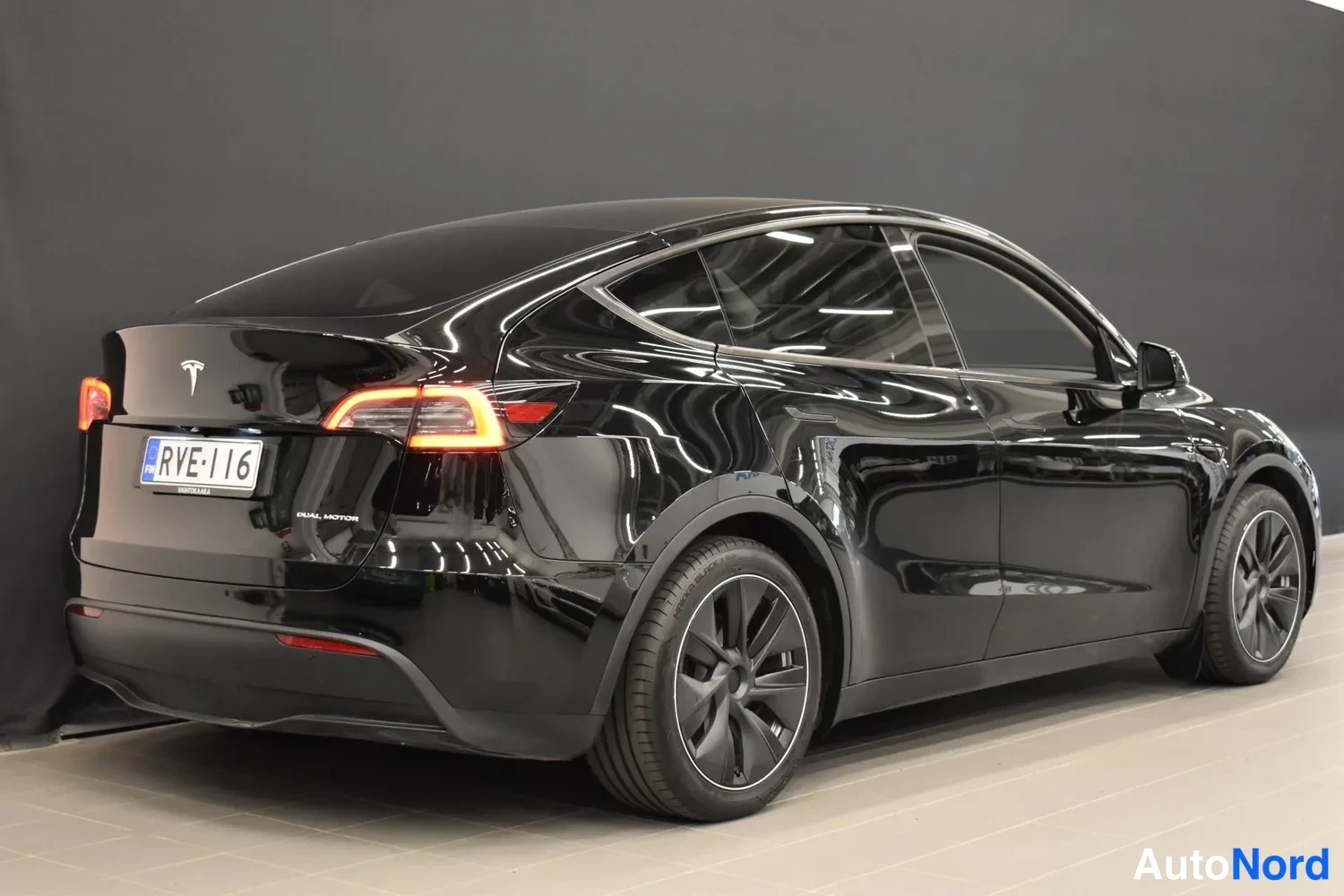 Musta Tesla Model Y 2023, ulkokuva 6 – Raisio