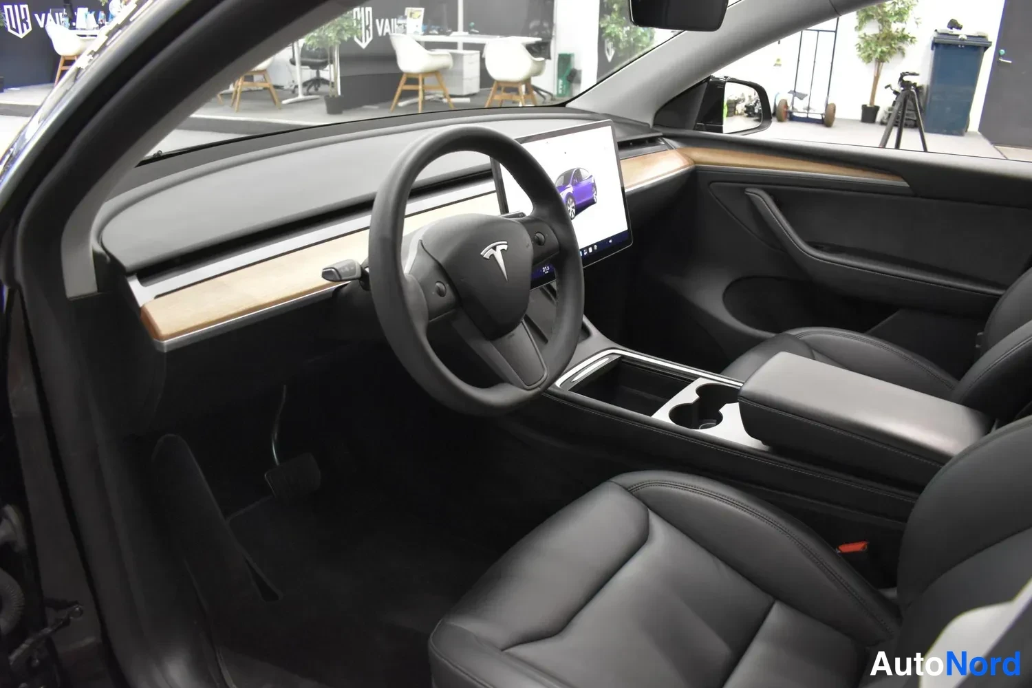 Musta Tesla Model Y 2023, ulkokuva 8 – Raisio