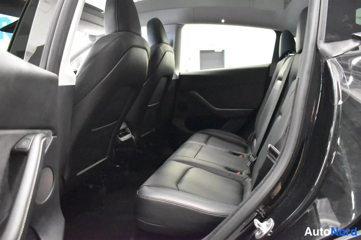 Musta Tesla Model Y 2023, ulkokuva 9 – Raisio