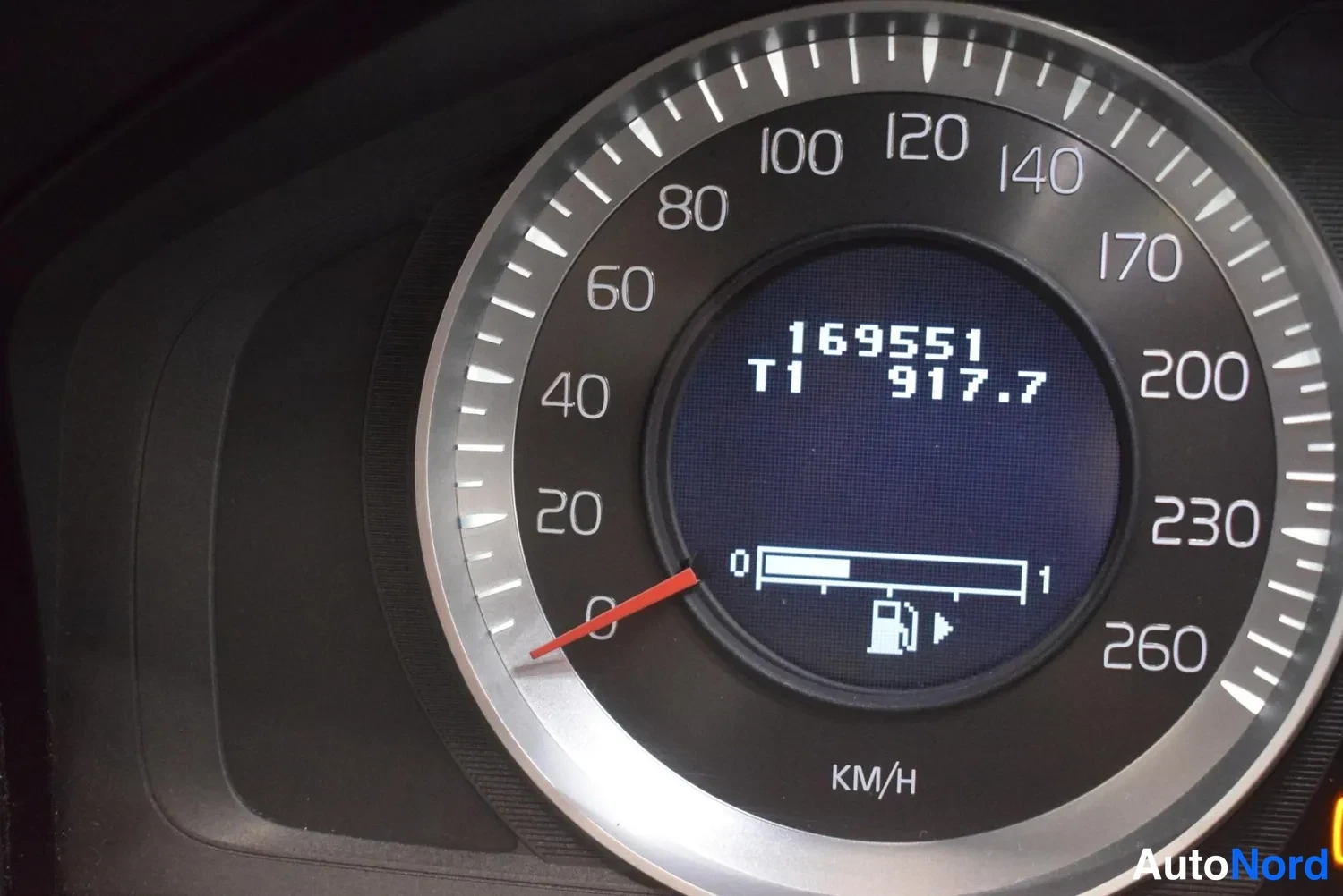 Yksityiskohta: Nopeusmittarin näyttö, jossa kilometrilukema 169551 ja matkuri T1 917.7; mittari asteikolla 0–260 km/h.