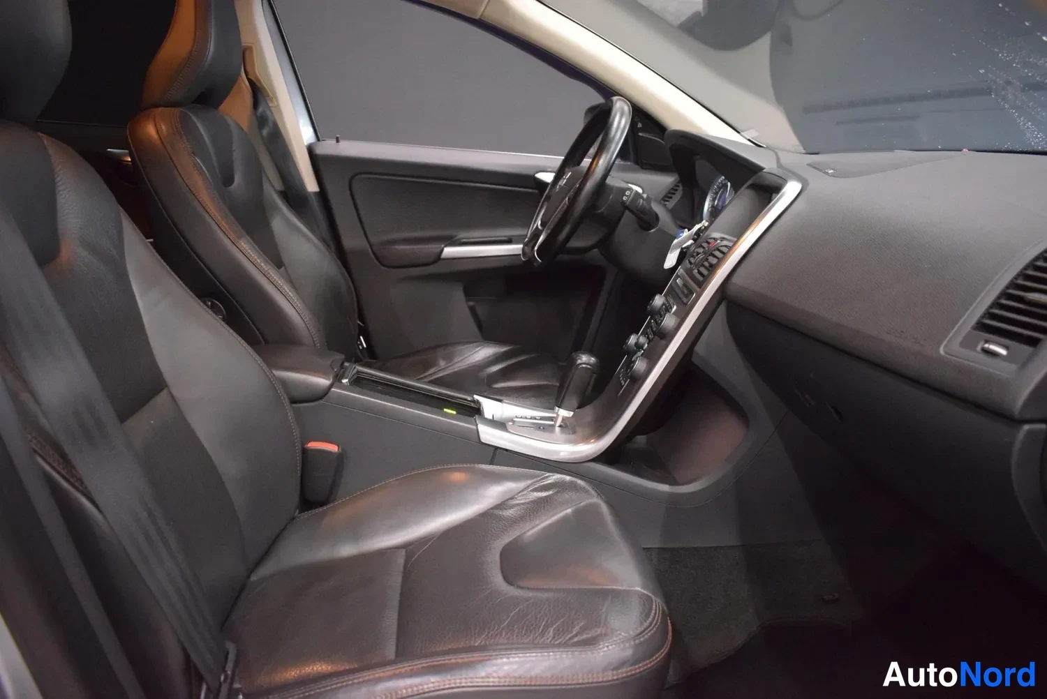Edestä: Takahylly: Mercedes-Benz-malliston radiohifipäätteet, Cap-Net -18C815-AD ja Meridian UX Sound -merkinnät.