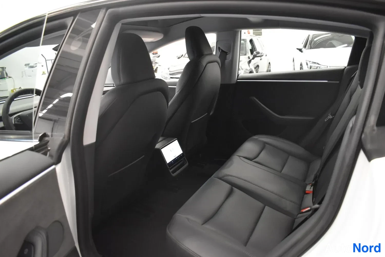 Valkoinen Tesla Model 3 2024, ulkokuva 15 – Raisio