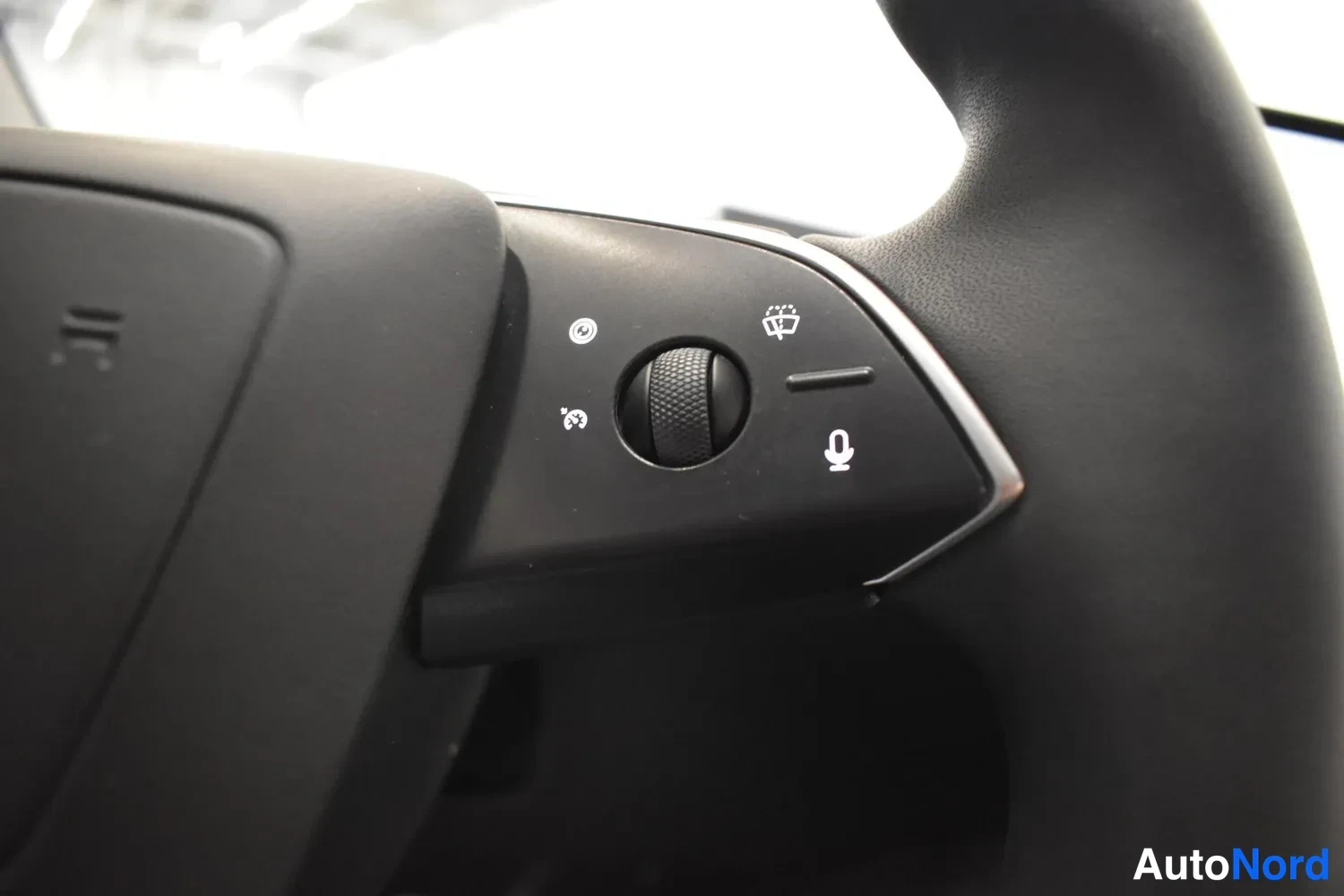 Valkoinen Tesla Model 3 2024, ulkokuva 18 – Raisio