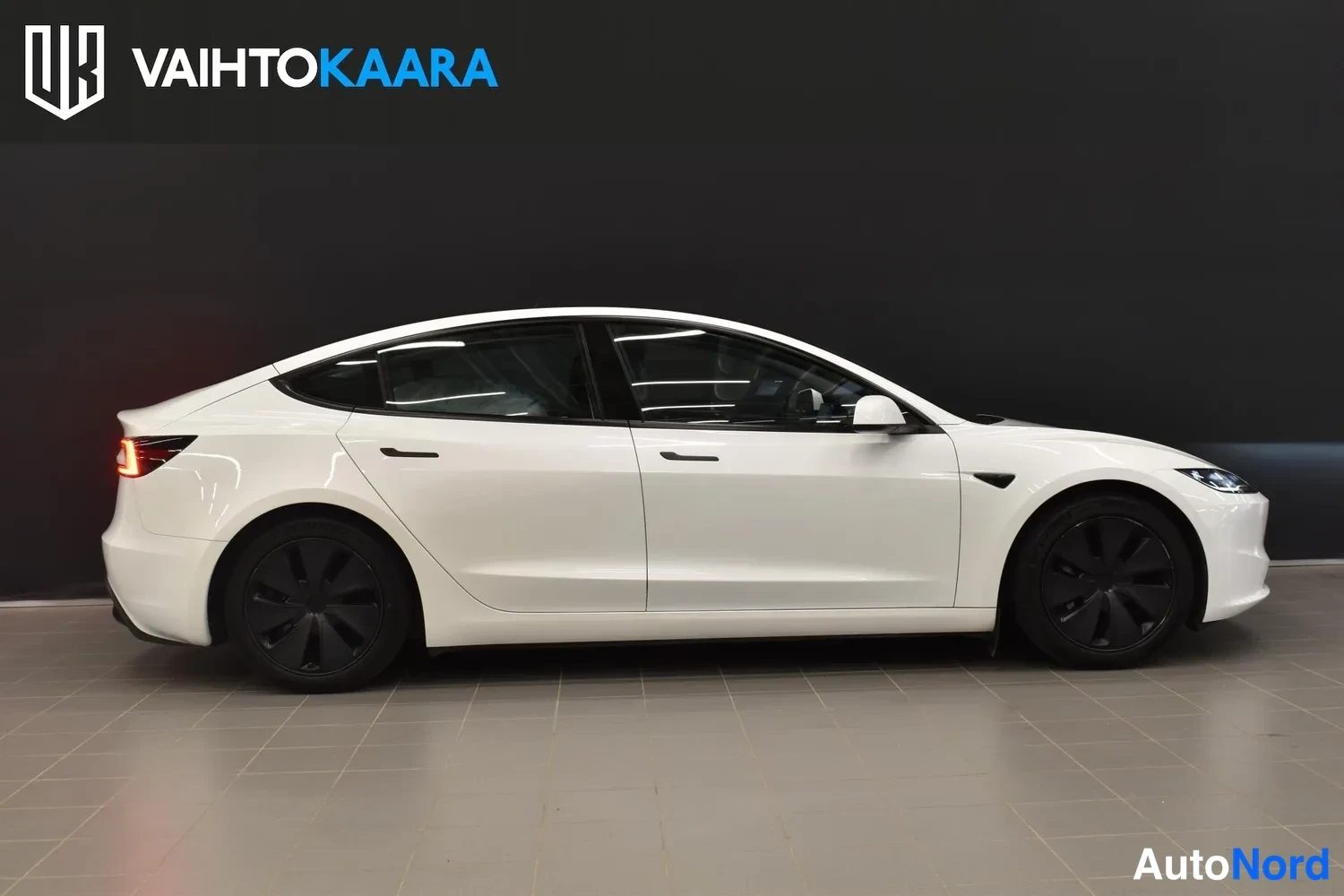 Valkoinen Tesla Model 3 2024, ulkokuva 5 – Raisio