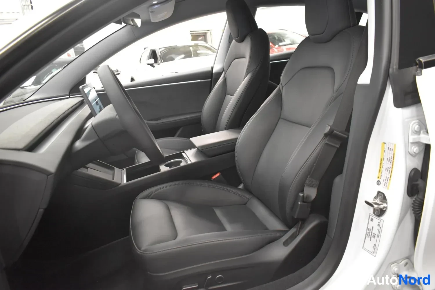 Valkoinen Tesla Model 3 2024, ulkokuva 7 – Raisio
