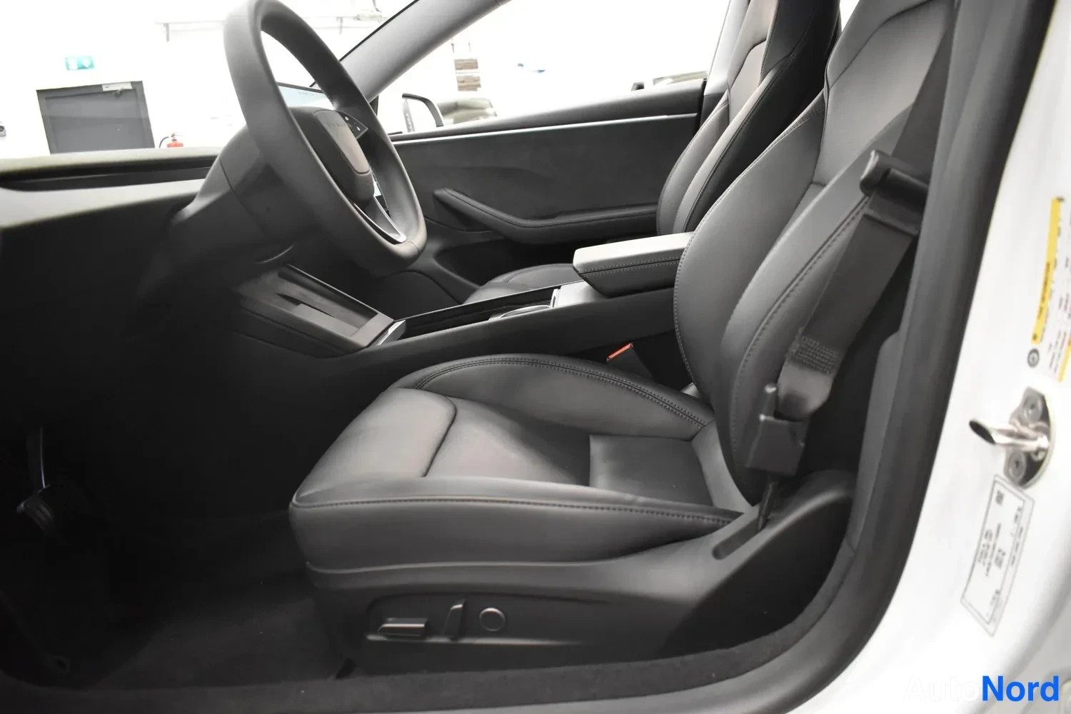 Valkoinen Tesla Model 3 2024, ulkokuva 8 – Raisio