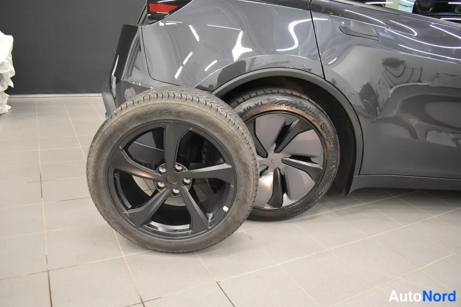 Harmaa Tesla Model Y 2025, ulkokuva 23 – Raisio