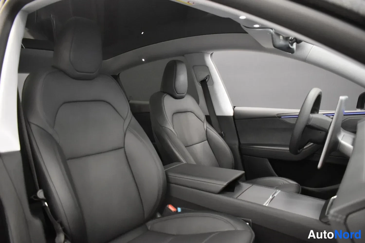 Harmaa Tesla Model Y 2025, ulkokuva 9 – Raisio