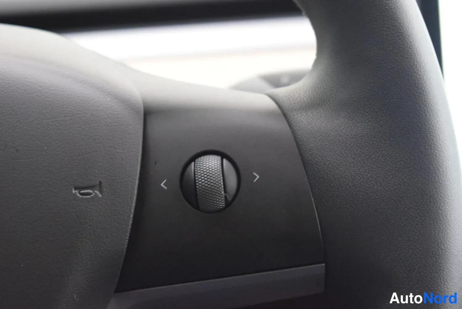 Valkoinen Tesla Model Y 2023, ulkokuva 15 – Raisio