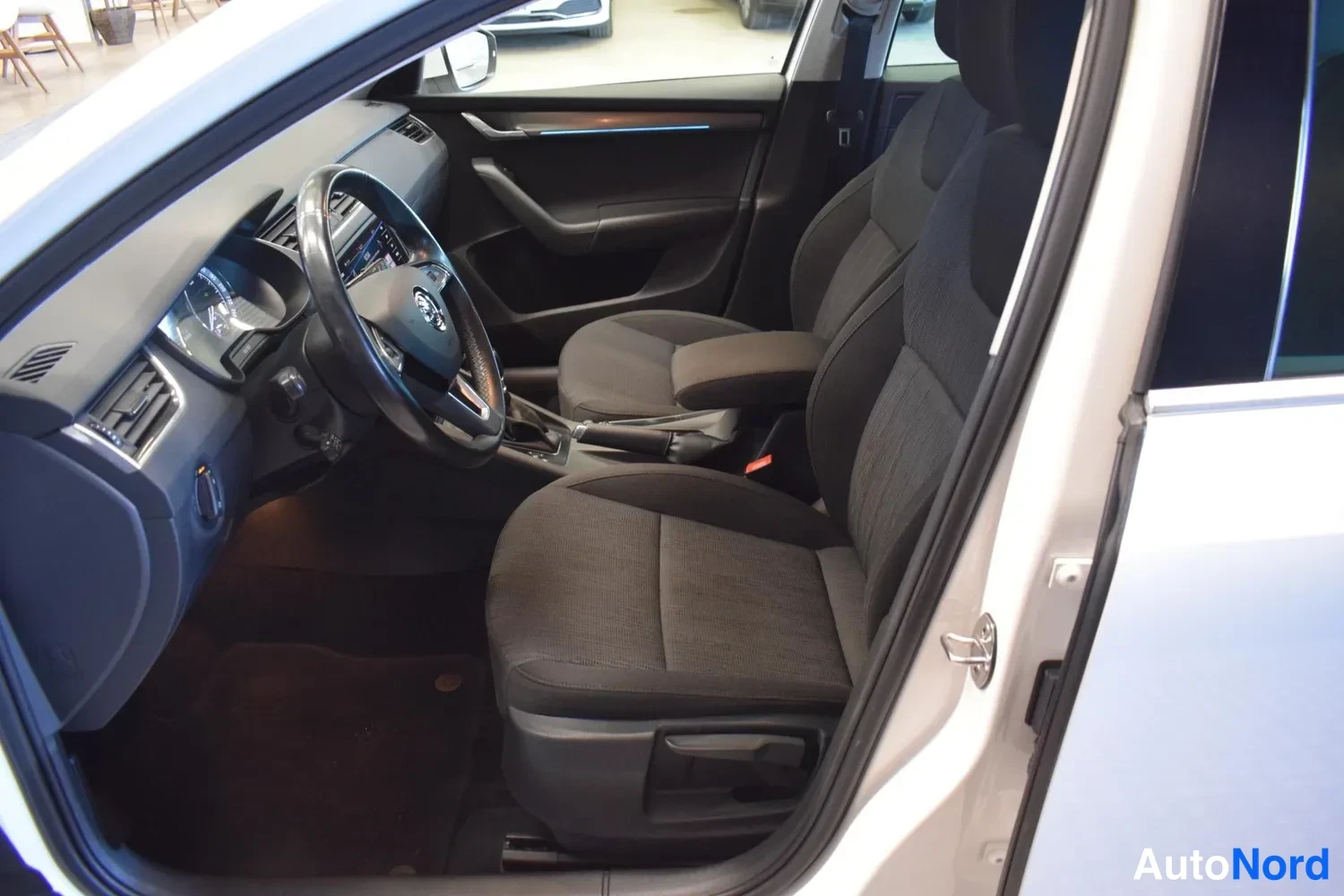 Valkoinen Skoda Octavia 2019, ulkokuva 7 – Raisio