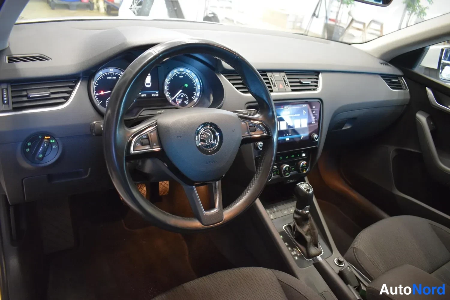 Valkoinen Skoda Octavia 2019, ulkokuva 8 – Raisio