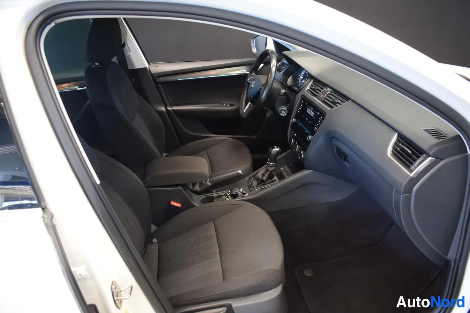 Valkoinen Skoda Octavia 2019, ulkokuva 10 – Raisio