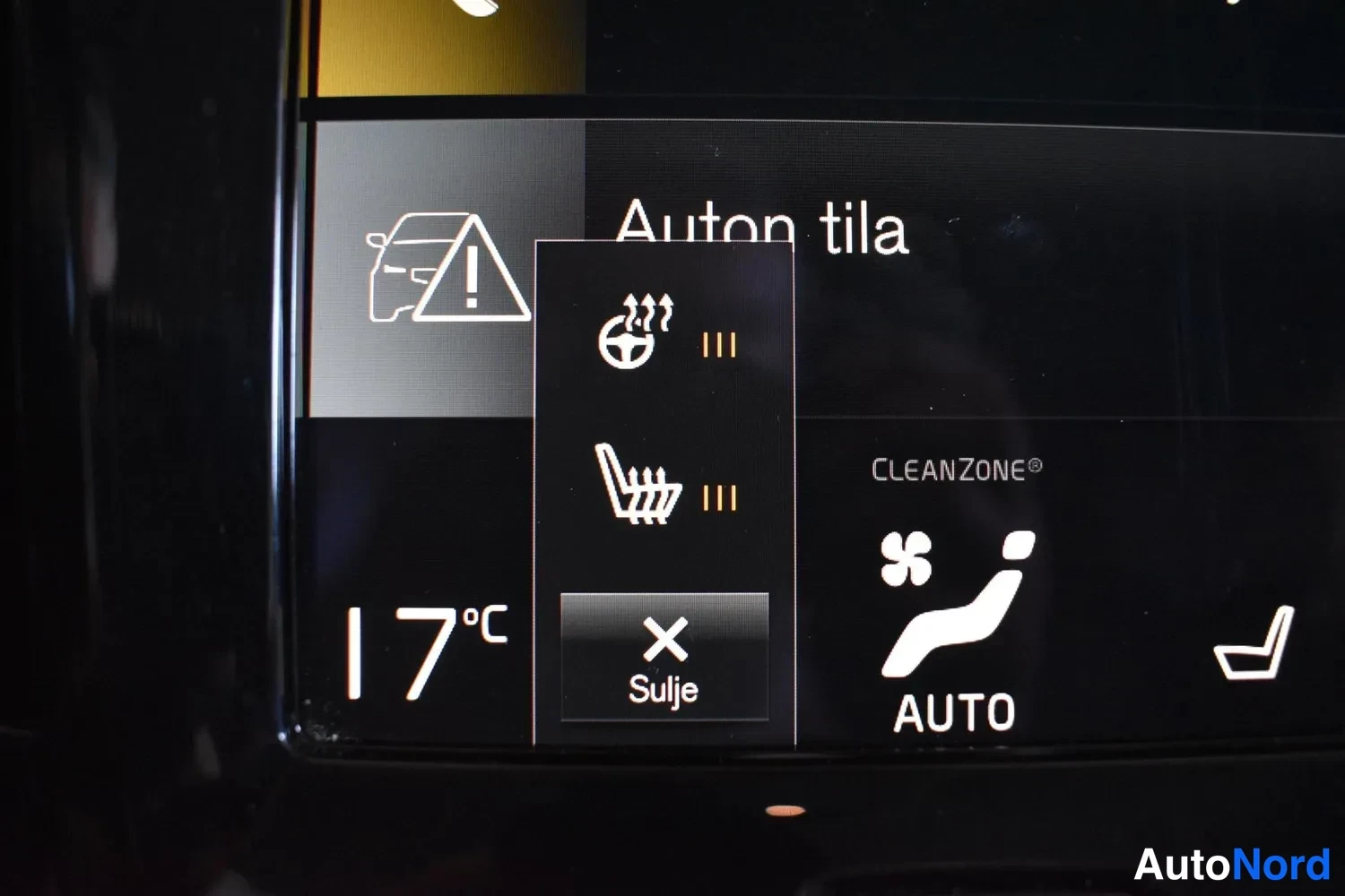 Yksityiskohta: Auton kliimateadepaneel, kus on AUTO-nupp, CLEANZONE-märgis ja 17 °C temperatuurinäit.
