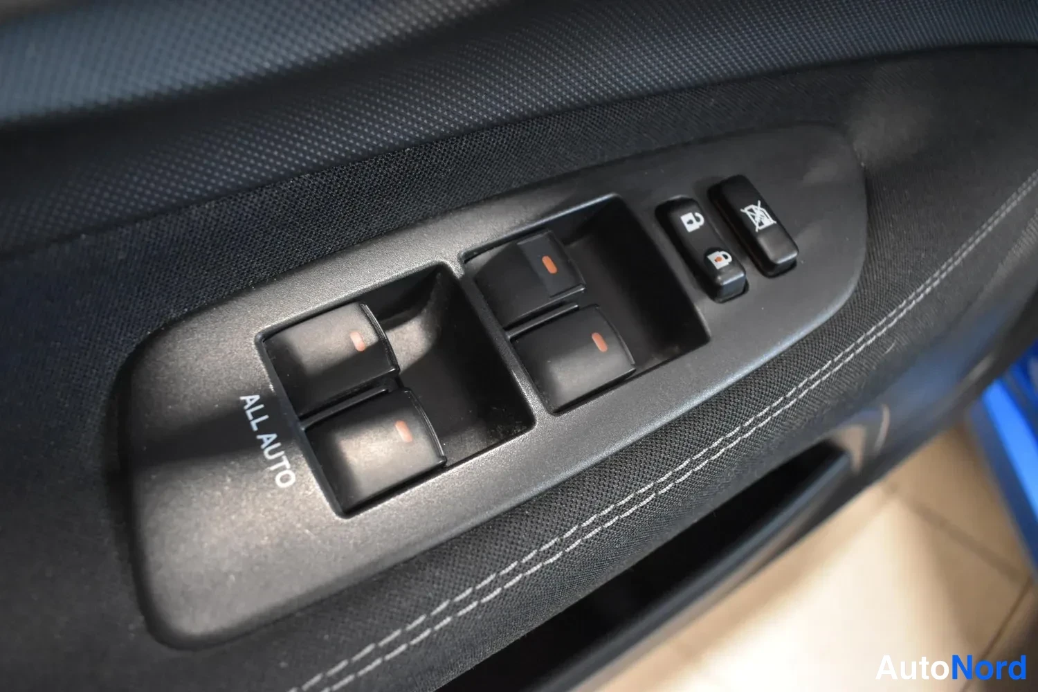 Sininen Toyota Auris 2012, ulkokuva 12 – Raisio