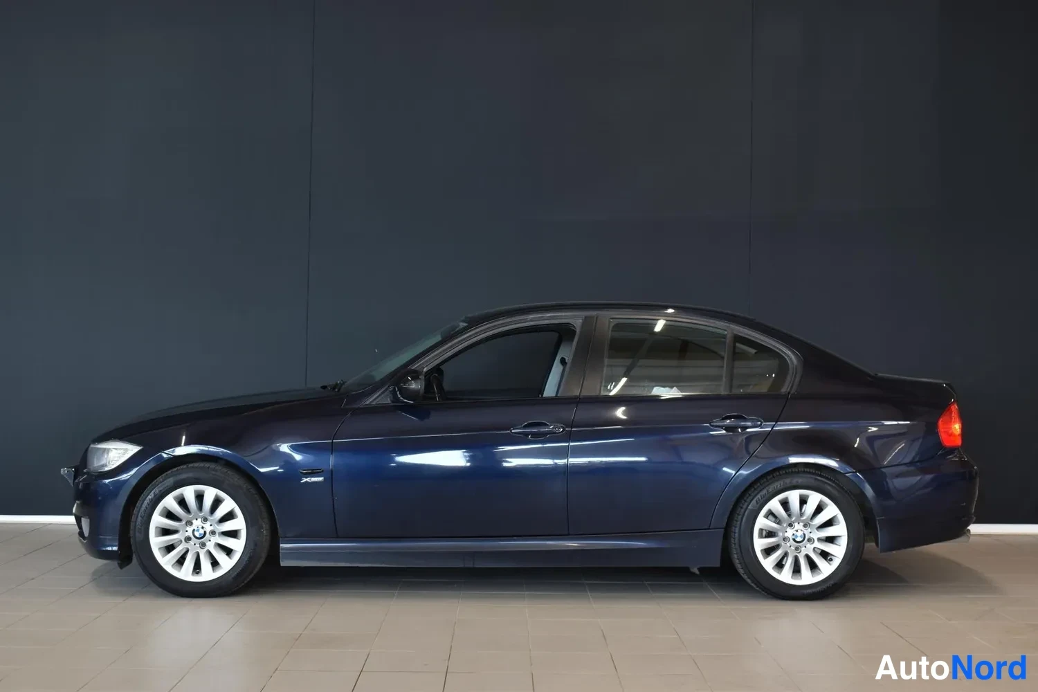 Sininen BMW 320d xDrive 2009, ulkokuva 2 – Raisio
