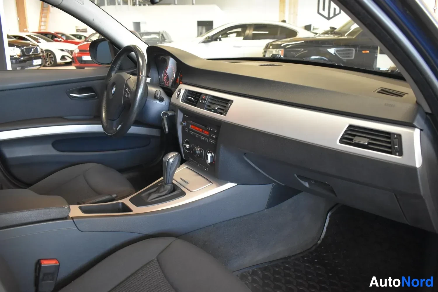 Sininen BMW 320d xDrive 2009, ulkokuva 11 – Raisio