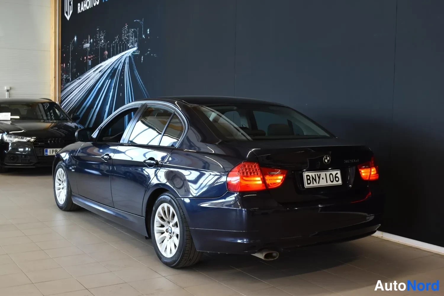 Sininen BMW 320d xDrive 2009, ulkokuva 3 – Raisio