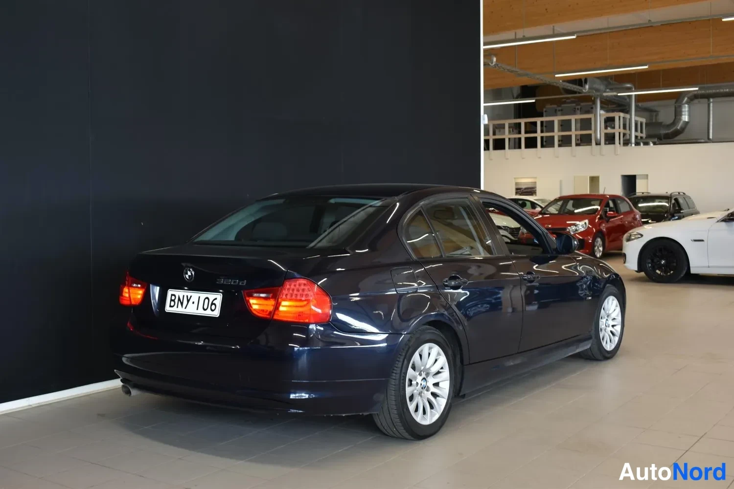 Sininen BMW 320d xDrive 2009, ulkokuva 4 – Raisio