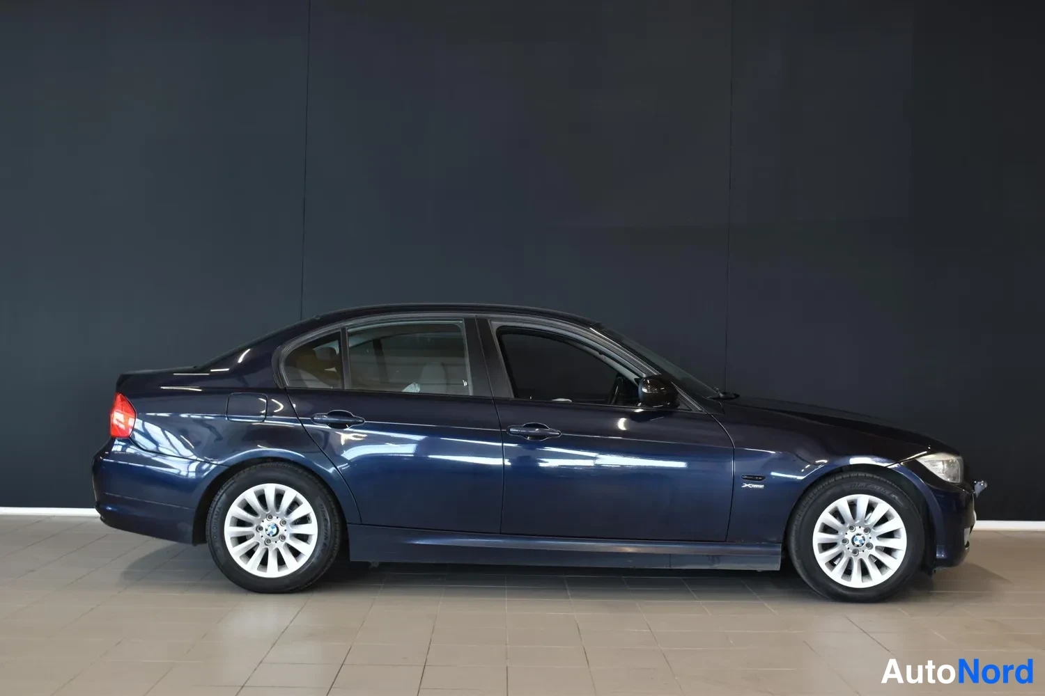Sininen BMW 320d xDrive 2009, ulkokuva 5 – Raisio