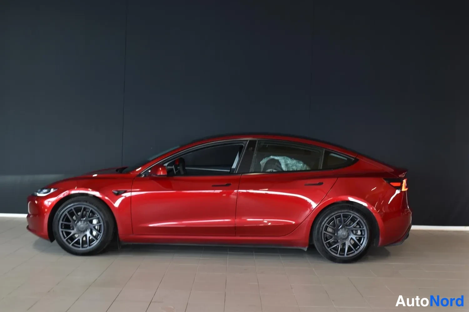 Punainen Tesla Model 3 2024, ulkokuva 2 – Raisio
