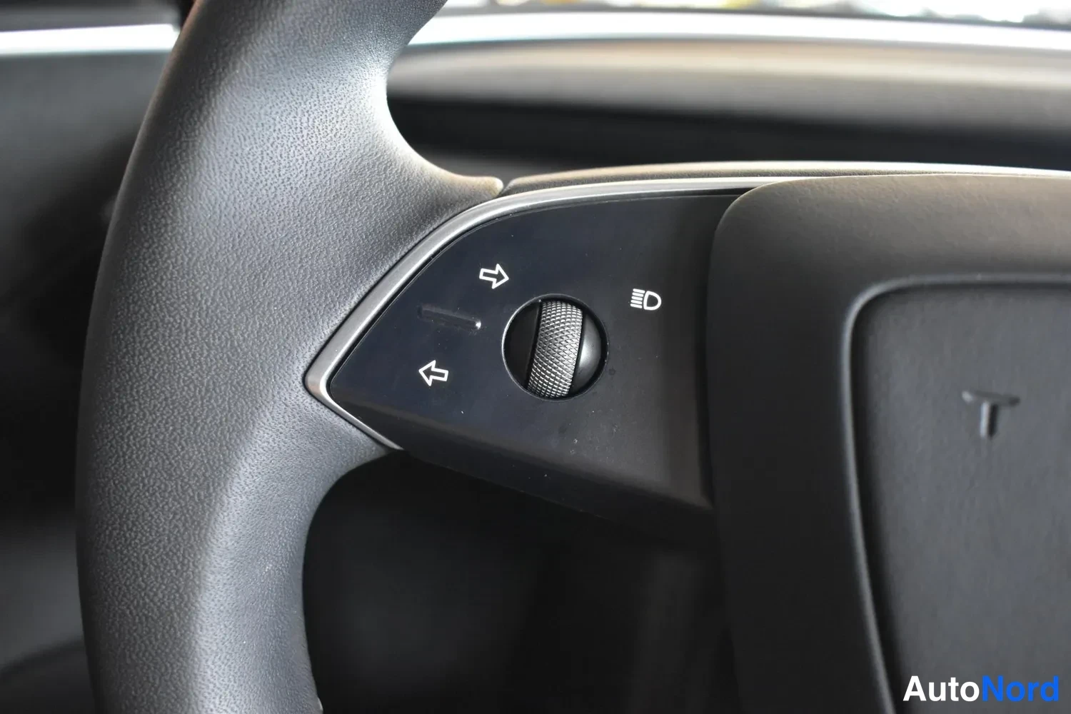 Punainen Tesla Model 3 2024, ulkokuva 14 – Raisio