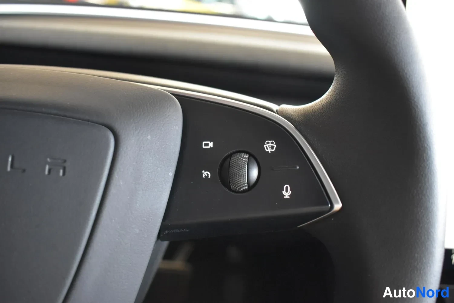 Punainen Tesla Model 3 2024, ulkokuva 15 – Raisio