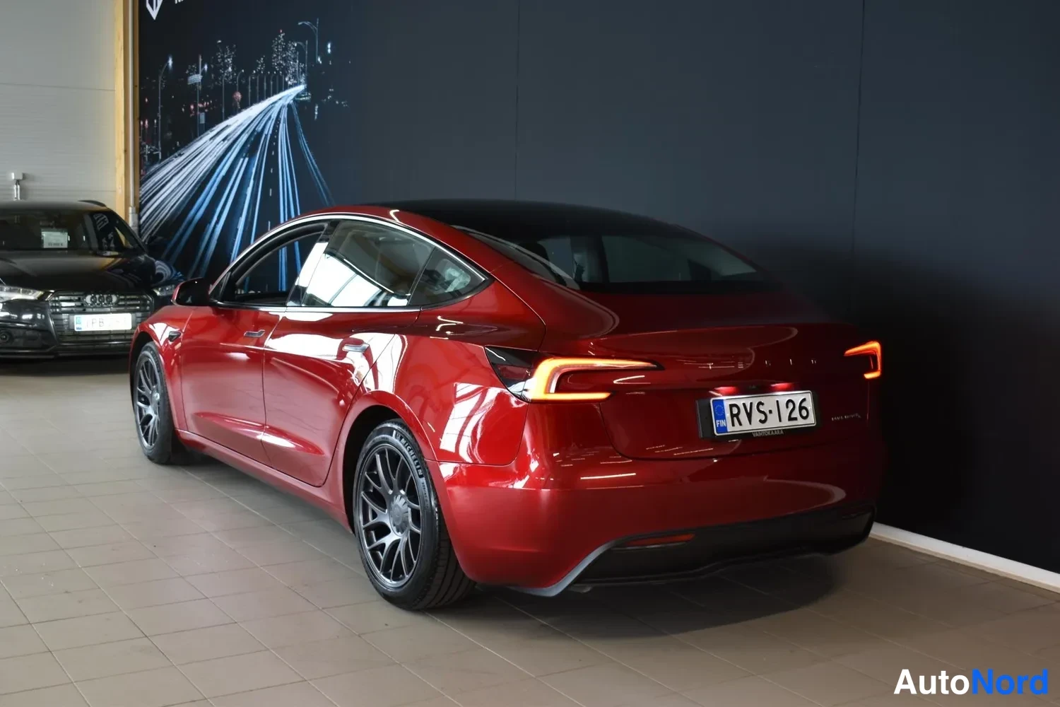 Punainen Tesla Model 3 2024, ulkokuva 3 – Raisio