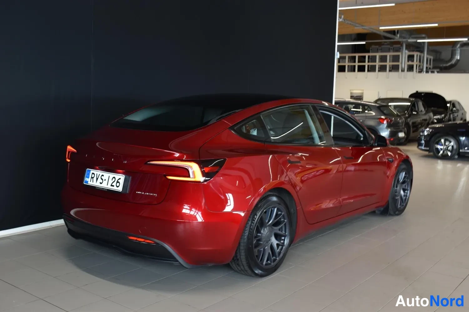 Punainen Tesla Model 3 2024, ulkokuva 4 – Raisio