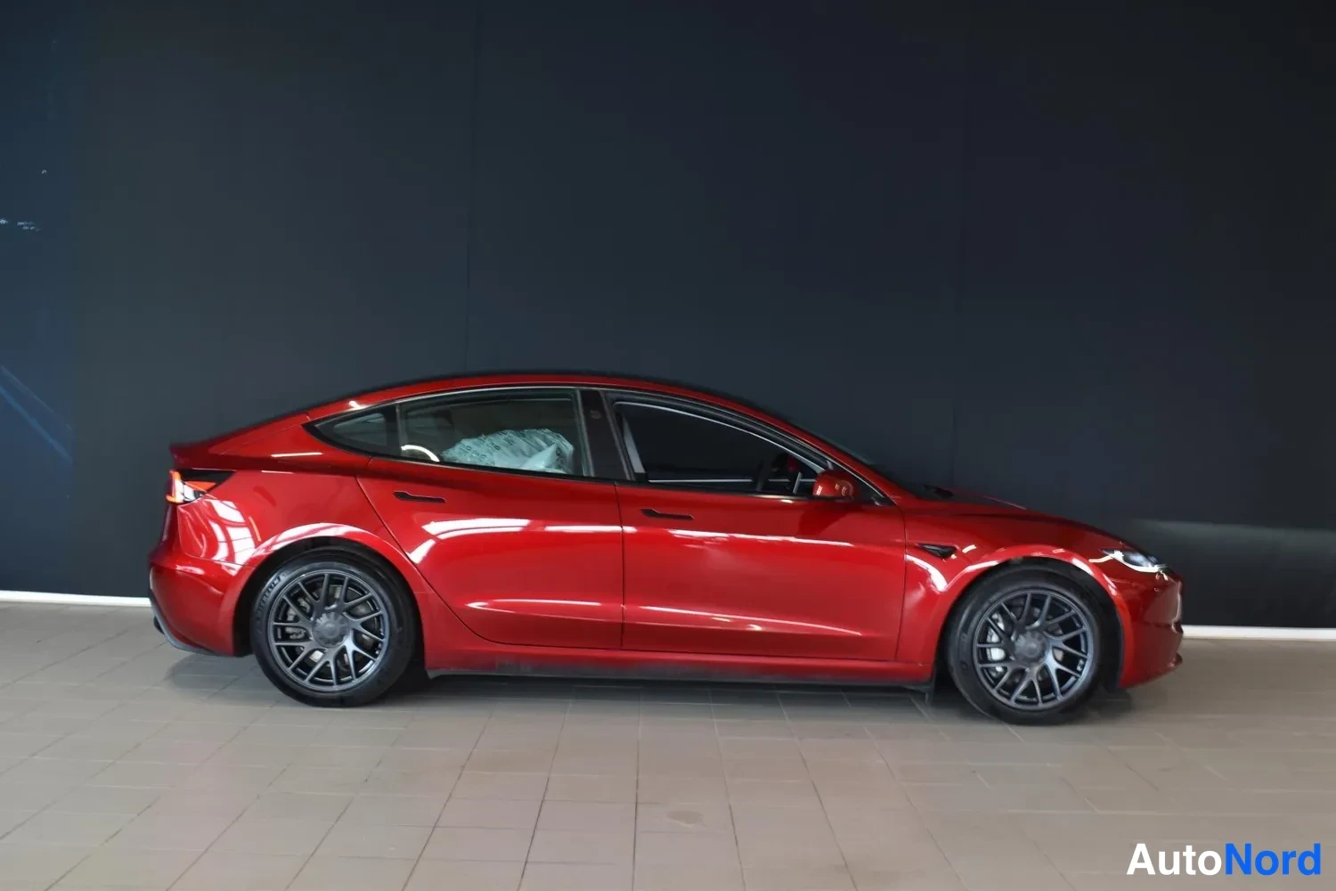 Punainen Tesla Model 3 2024, ulkokuva 5 – Raisio