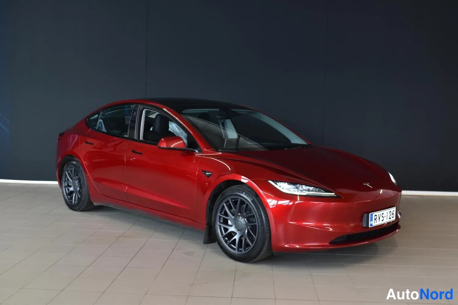 Punainen Tesla Model 3 2024, ulkokuva 6 – Raisio
