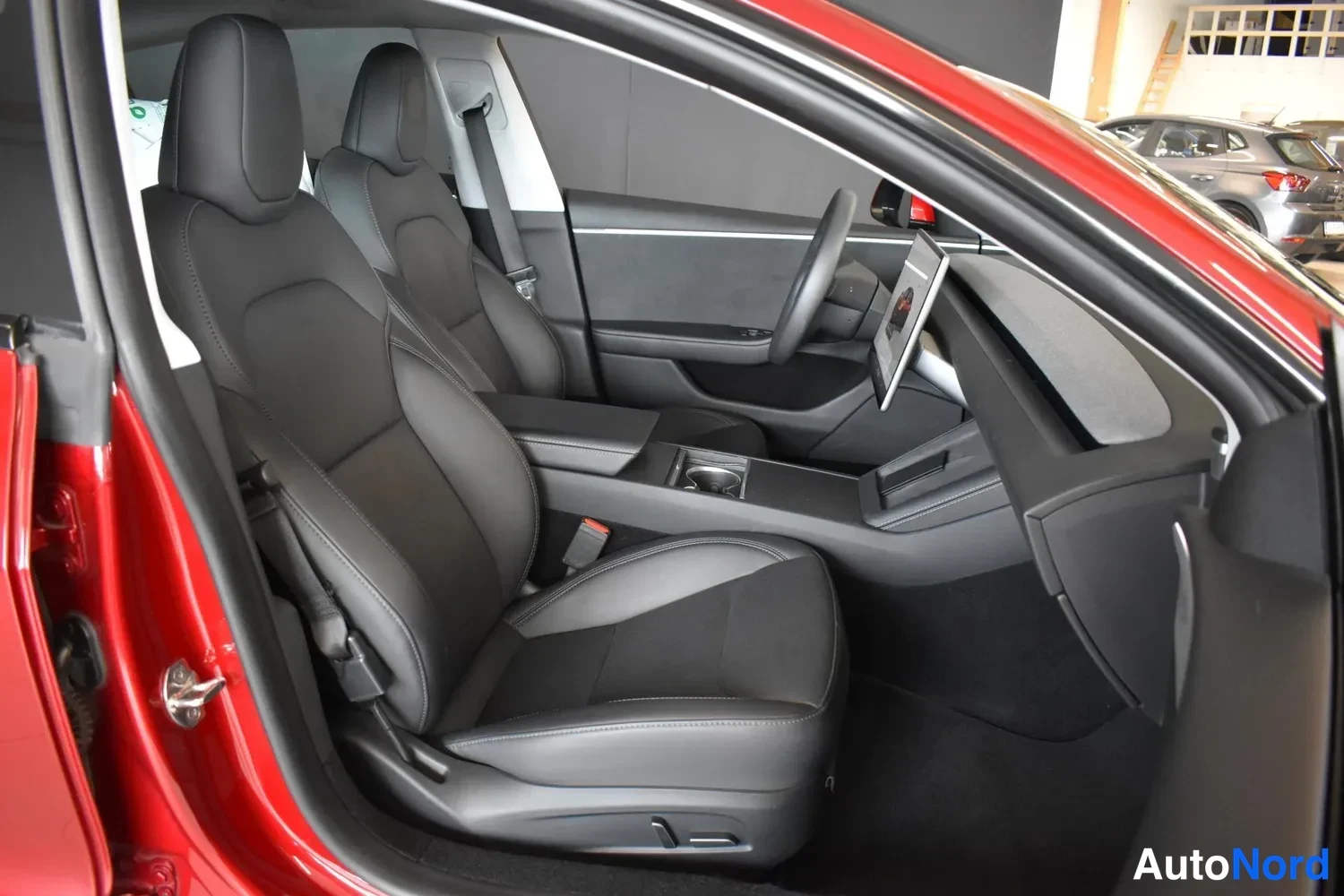 Punainen Tesla Model 3 2024, ulkokuva 10 – Raisio