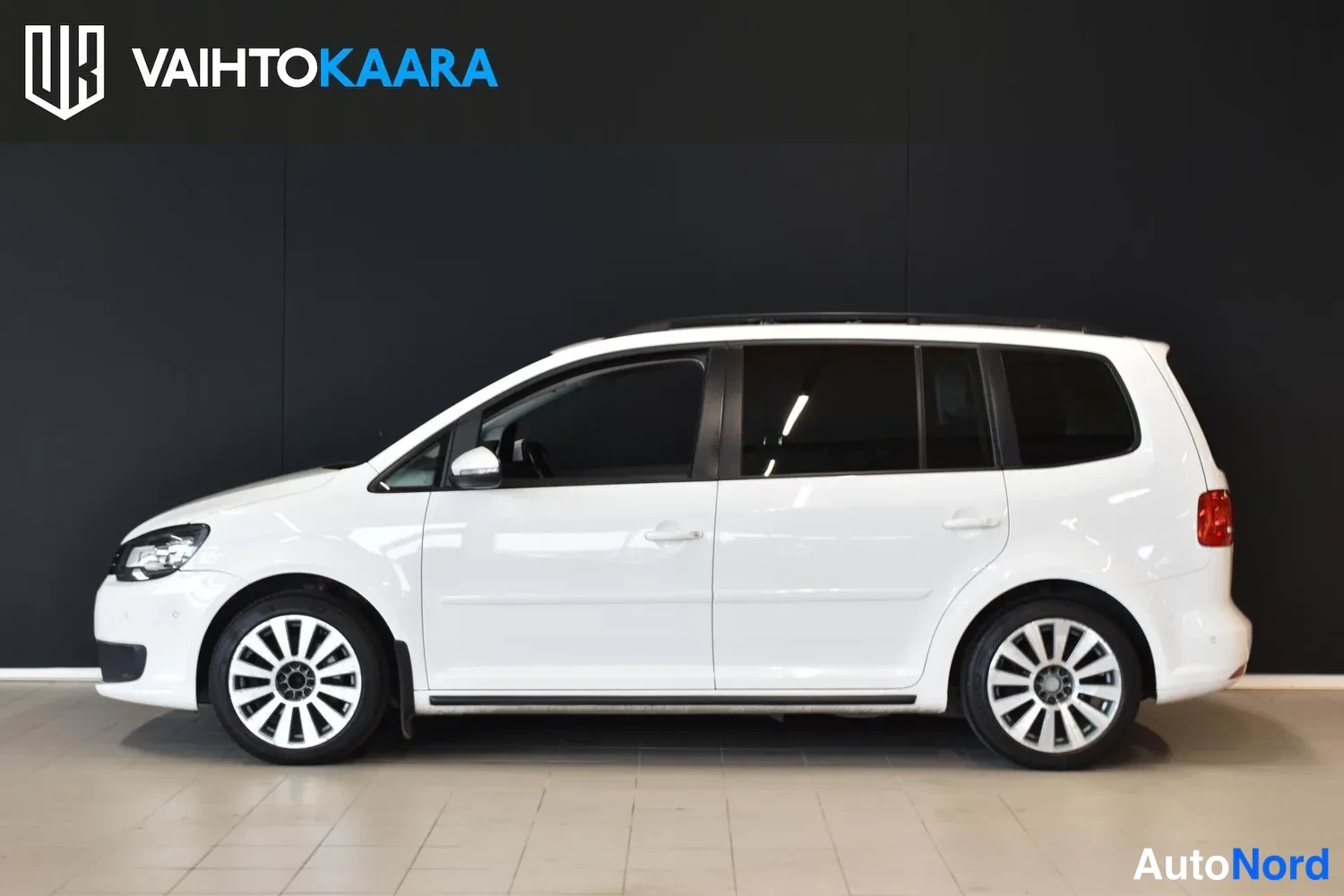 Valkoinen Volkswagen Touran 2013, ulkokuva 2 – Raisio