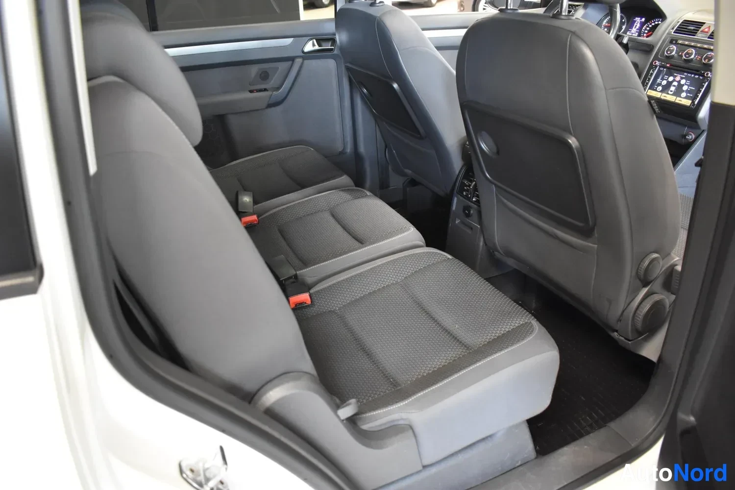 Valkoinen Volkswagen Touran 2013, ulkokuva 11 – Raisio