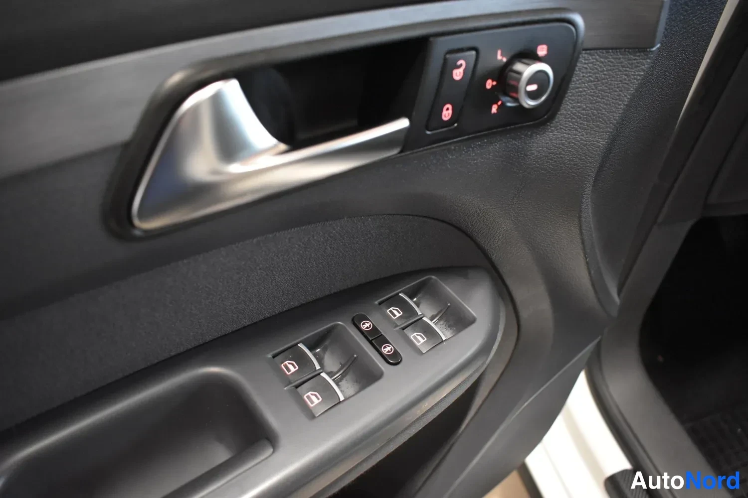 Valkoinen Volkswagen Touran 2013, ulkokuva 13 – Raisio