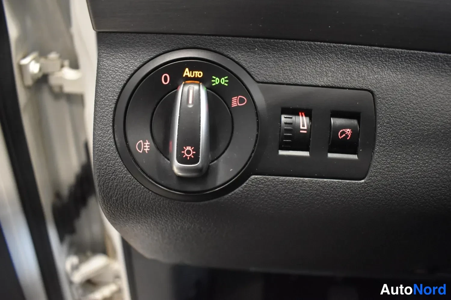 Valkoinen Volkswagen Touran 2013, ulkokuva 17 – Raisio