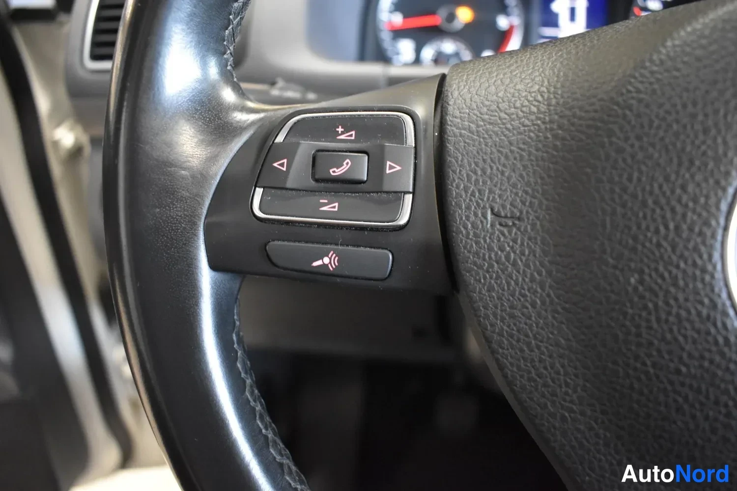 Valkoinen Volkswagen Touran 2013, ulkokuva 18 – Raisio